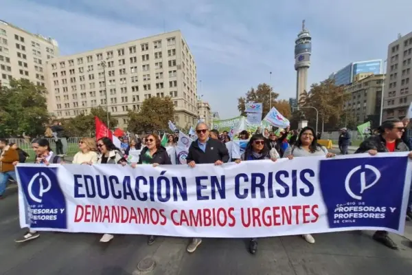 Paro de profesores en la Alameda de Santiago ,red X