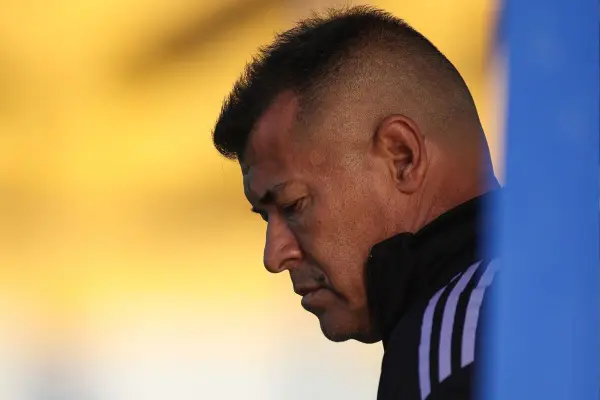 Jorge Almirón se podría despedir de Colo Colo ,red X
