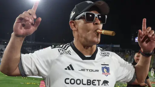 Jorge Almirón cuando era aplaudido por los hinchas albos, red X