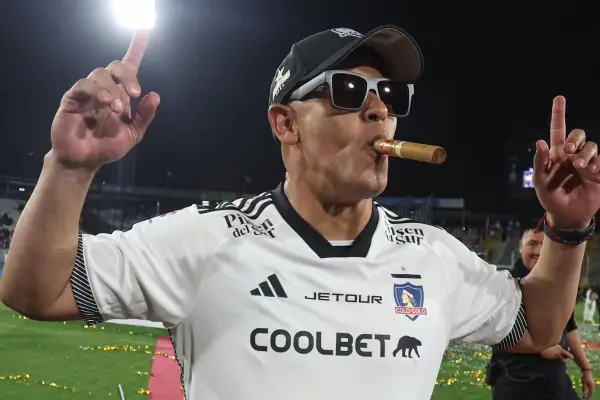Jorge Almirón cuando era aplaudido por los hinchas albos ,red X