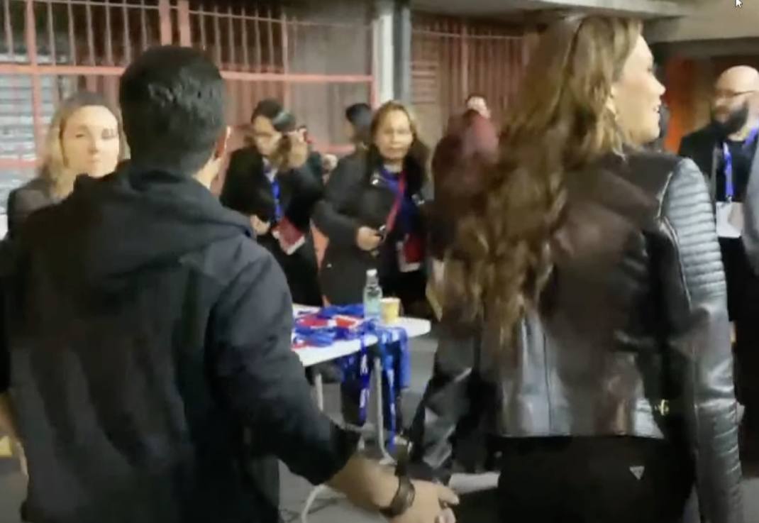 Daniella Campos llegó a evento con su joven galán. - Captura de Youtube