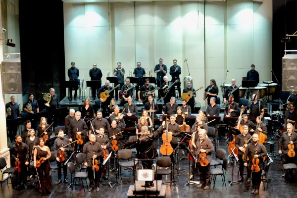 The League of Guitarists Plays King Crimson and Robert Fripp revivirá los clásicos del progresivo junto a la Orquesta de Cámara de Santiago ,Cedida