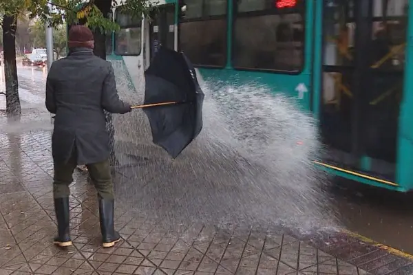 Días con lluvia complican el funcionamiento de la ciudad ,Agencia Uno