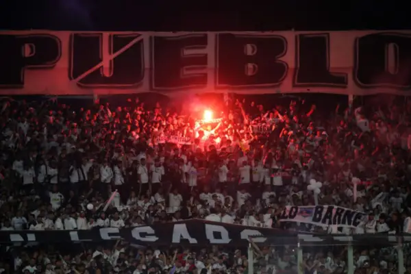 Más de mil hinchas de Colo Colo llegaron a Brasil ,Agencia Uno