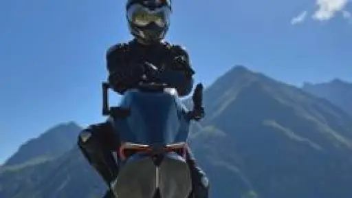 La primera motocicleta voladora, Cedido