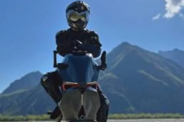 La primera motocicleta voladora ,Cedido