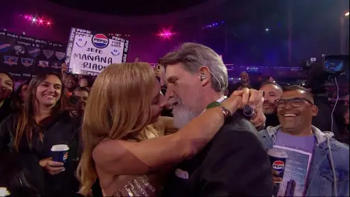 El apasionado beso entre Karen Doggenweiler y Pancho Melo en Viña 2025, Mega