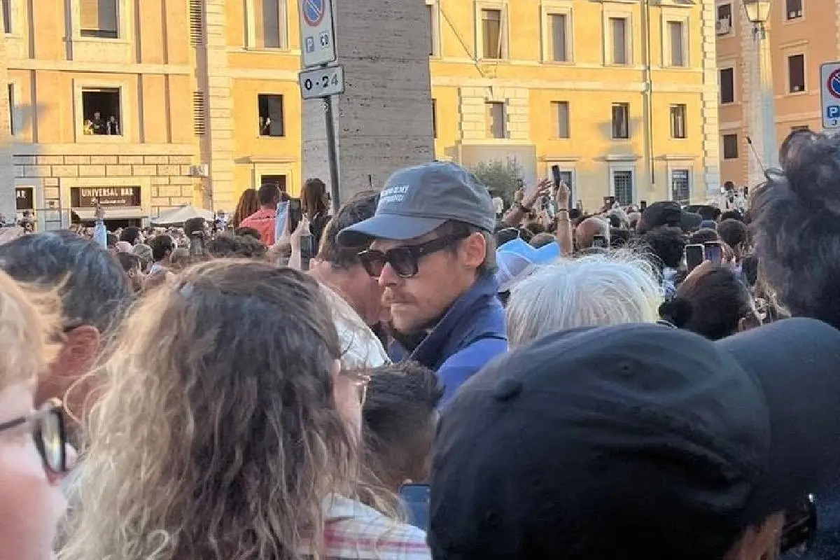 Harry Styles sorprende en el Vaticano durante la proclamación del nuevo papa