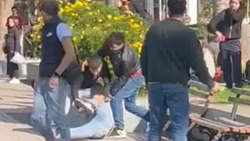 Brutal riña en Plaza de Armas de Melipilla, red X