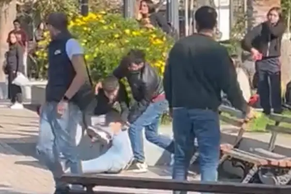 Brutal riña en Plaza de Armas de Melipilla ,red X