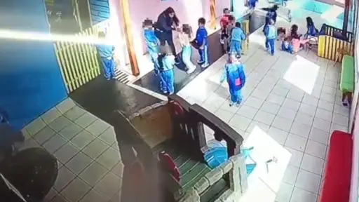 El momento exacto de la agresión quedó registrado en las cámaras, Captura