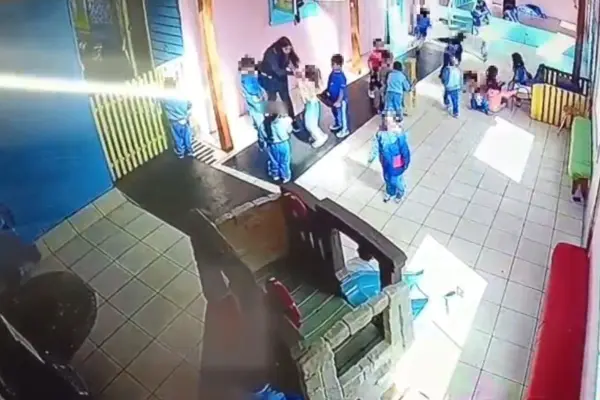 El momento exacto de la agresión quedó registrado en las cámaras ,Captura