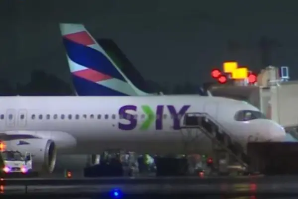 Pasajeros del vuelo SKY pasaron un mal rato ,Captura