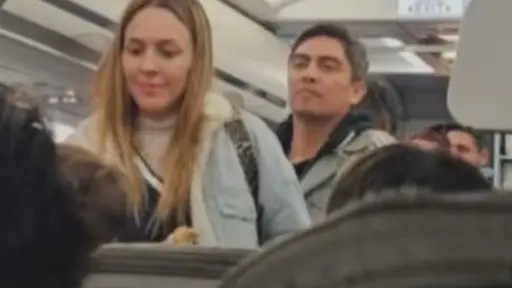 El matrimonio fue visto en un avión, red X