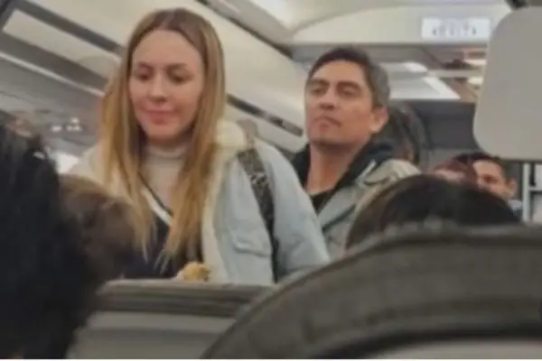 El matrimonio fue visto en un avión ,red X