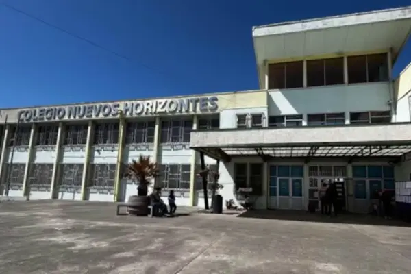Tres alumnos terminaron heridos en medio de balacera ,red X