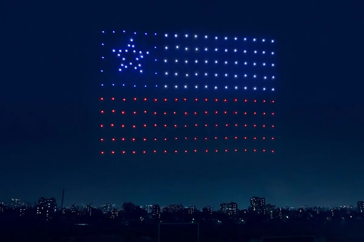 Espectacular show de drones en Providencia, red X