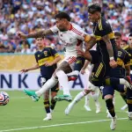 Carlos Palacios comete infracción sobre Nicolás Otamendi, red X