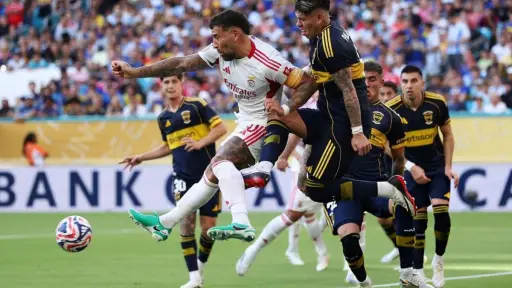 Carlos Palacios comete infracción sobre Nicolás Otamendi, red X