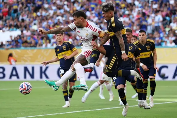 Carlos Palacios comete infracción sobre Nicolás Otamendi ,red X