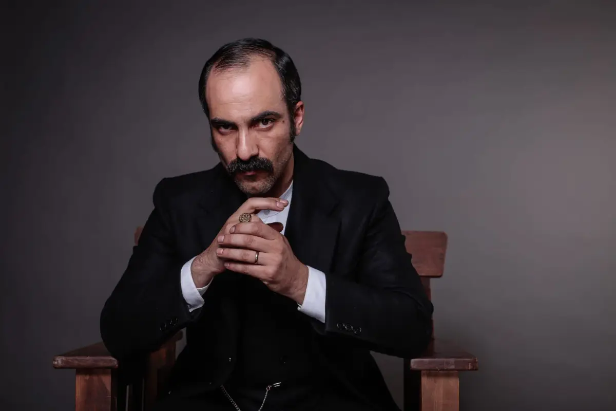 Gabriel Cañas como el Señor de la Querencia, Mega