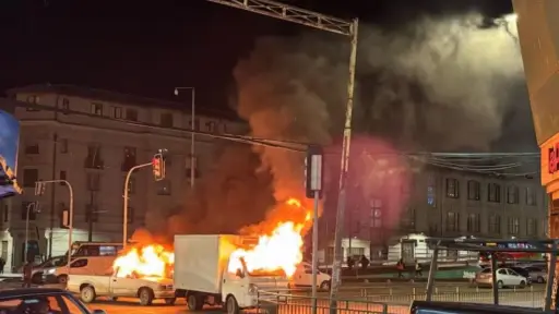 Dos vehículos fueron quemados tras el asalto, red X
