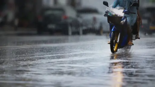 Recomendaciones esenciales para una conducción de motocicletas segura en días de lluvias, Redes sociales | Referencial