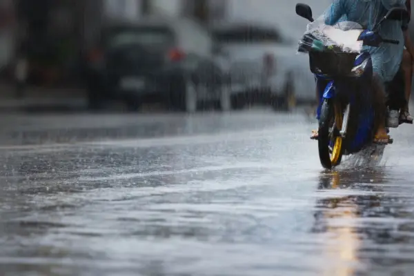 Recomendaciones esenciales para una conducción de motocicletas segura en días de lluvias ,Redes sociales | Referencial