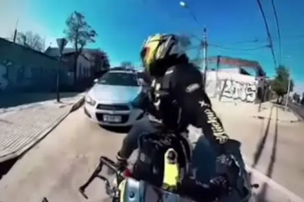 Motociclista increpa a mujer ,Captura
