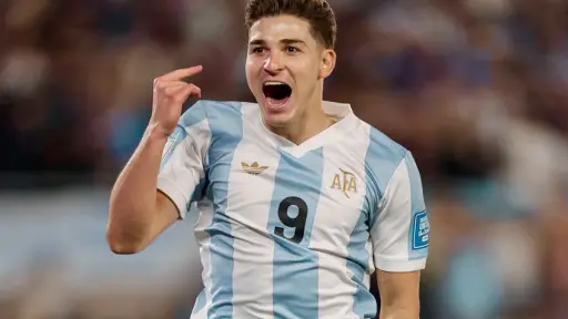 Julián Álvarez anotó el 1-0, red X