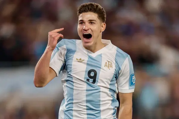 Julián Álvarez anotó el 1-0 ,red X