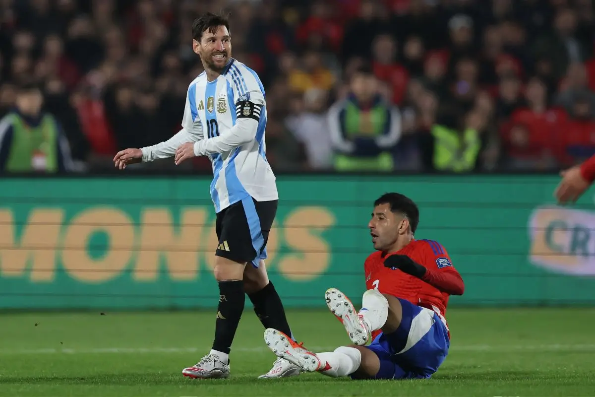 La Roja quedó al borde de la eliminación, red X