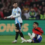 La Roja quedó al borde de la eliminación, red X