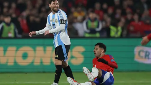 La Roja quedó al borde de la eliminación, red X