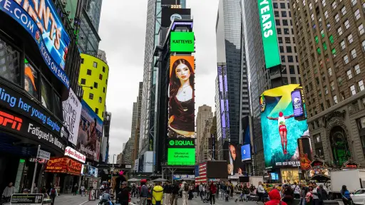 Katteyes en Times Square, Redes sociales