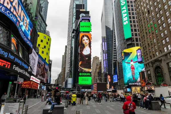 Katteyes en Times Square ,Redes sociales