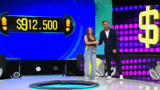 Victoria y su premio en Ahora Caigo, Cedida