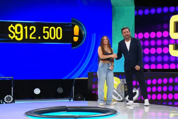 Victoria y su premio en Ahora Caigo ,Cedida