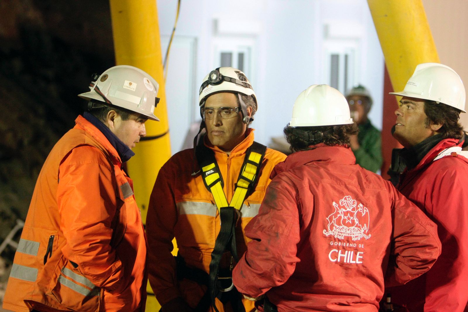 Manuel González coordinó con Golborne, Sougarret y Barra el rescate en la Fénix. - Hugo Infante