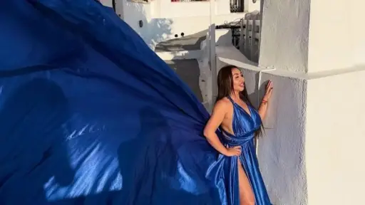 Foto de Naya Fácil luciendo un vestido azul en Santorini, Grecia, Naya Fácil | Instagram