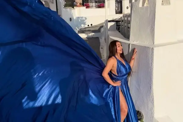 Foto de Naya Fácil luciendo un vestido azul en Santorini, Grecia ,Naya Fácil | Instagram