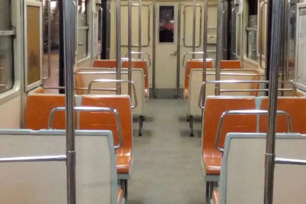 Los clásicos asientos naranja del metro, Instagram