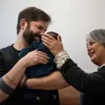 Gabriel Boric y su hija Violeta junto a Jeannette Jara, red X