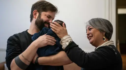 Gabriel Boric y su hija Violeta junto a Jeannette Jara, red X