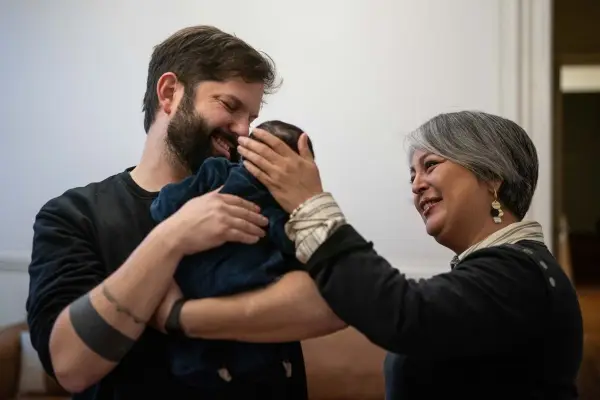 Gabriel Boric y su hija Violeta junto a Jeannette Jara ,red X