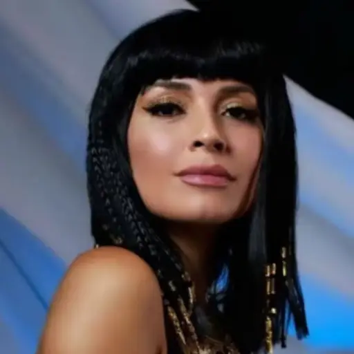 Camila Polizzi como \