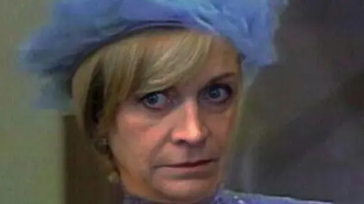 Evelyn Matthei como Doña Clotilde, la Bruja del 71, red X