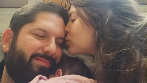 Violeta Boric en brazos de sus padres, Instagram