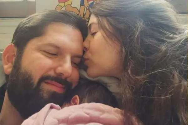 Violeta Boric en brazos de sus padres ,Instagram