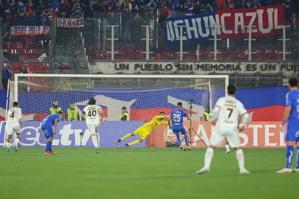 Charles Aránguiz anotó de penal ,Juan Pablo Carmona